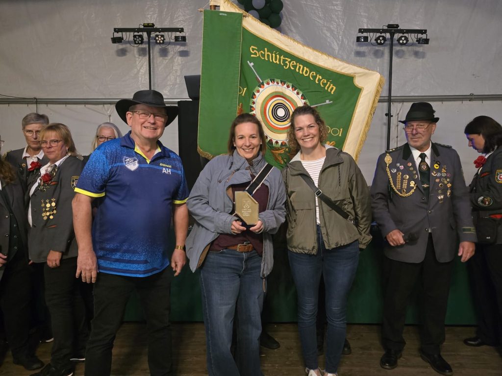Sieger Bürgerpokal
1. Platz Sabrina Stoffregen (Mitte)
2. Platz Hans-Joachim Hübner (links)
3. Platz Christine Uelschen (rechts)