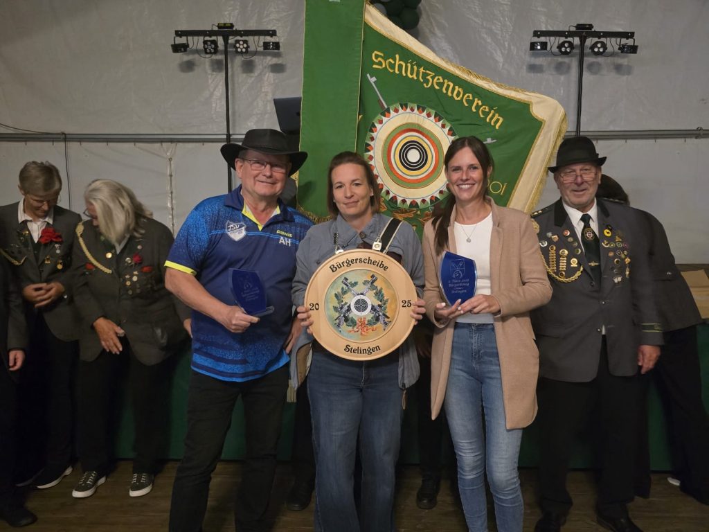Sabrina Stoffregen Bürgerkönigin umrahmt von Denise Elvers (2.Platz, rechts) und Achim Hübner (3.Platz, links)