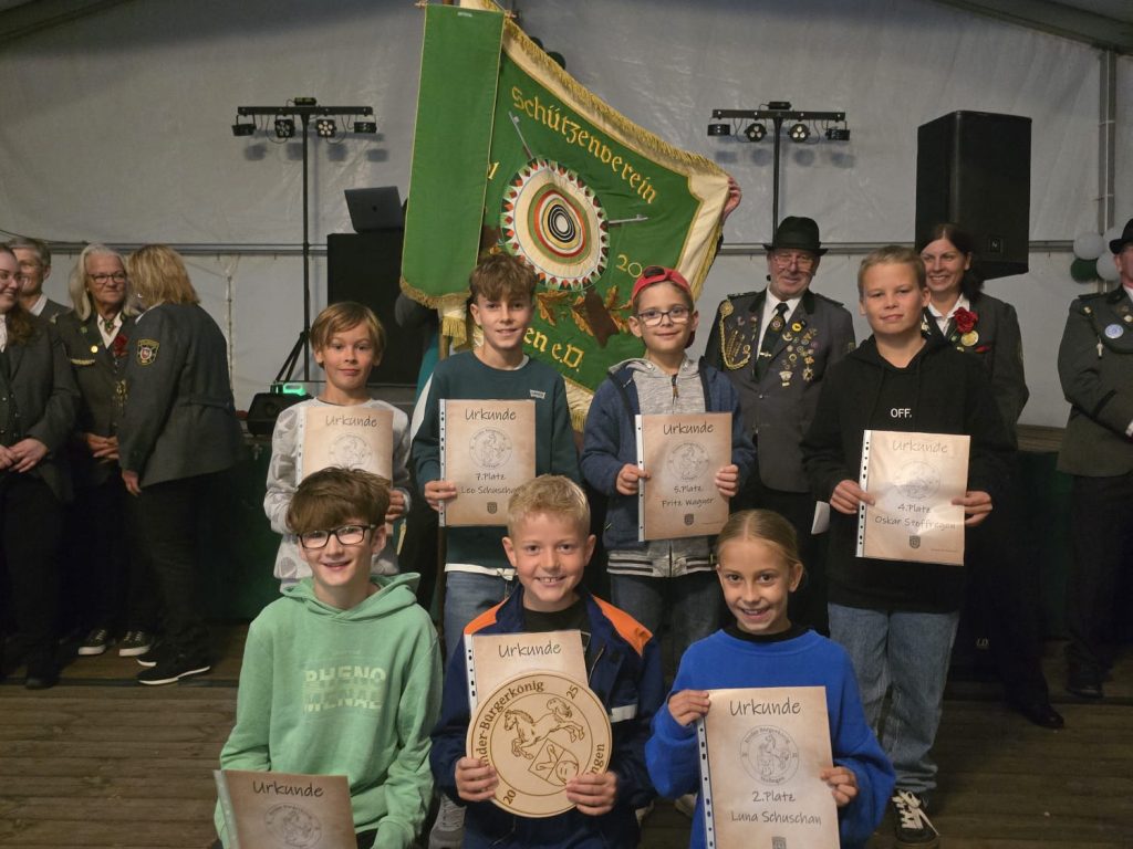 Kinder-Bürgerkönige: Matti Richter (1. Platz, Mitte vorn), Luna Schuschan (2.Platz, Rechts vorn) Levin Barkowski (3.Platz, Links vorn)